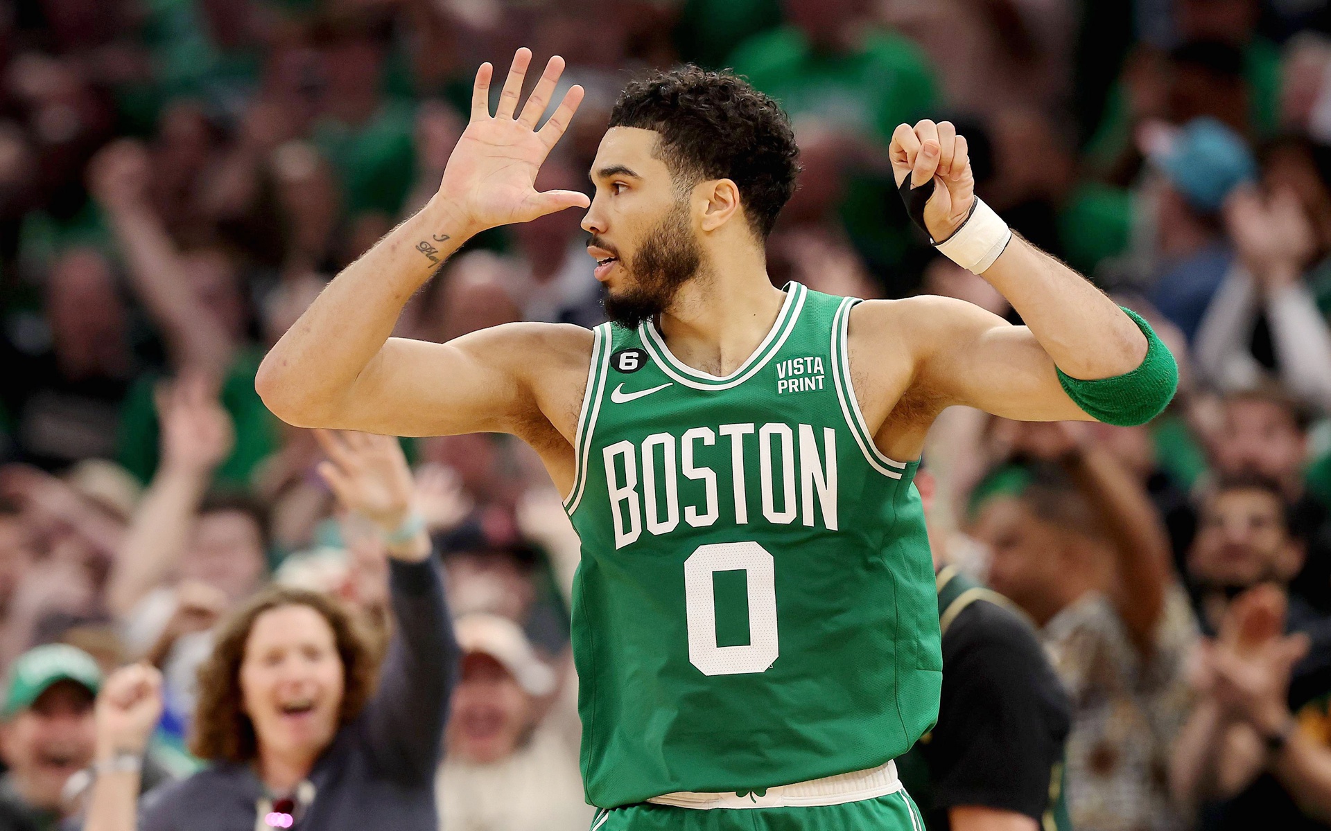 塔图姆连续十二场比赛得分超过绝杀，独行侠挑战极限！(塔图姆技巧赛夺冠视频)