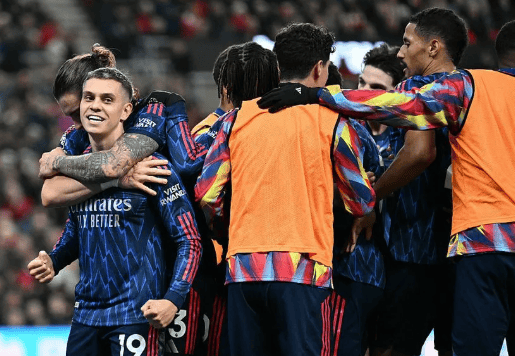 包含英超赛程吃紧，托特纳姆今晨防线松动，球迷炸锅，团队化学反应显著的词条